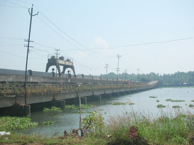 തണ്ണീര്‍മുക്കം ബണ്ട് അറ്റകുറ്റപ്പണിക്കിടെ തൊഴിലാളികള്‍ കായലില്‍ വീണു